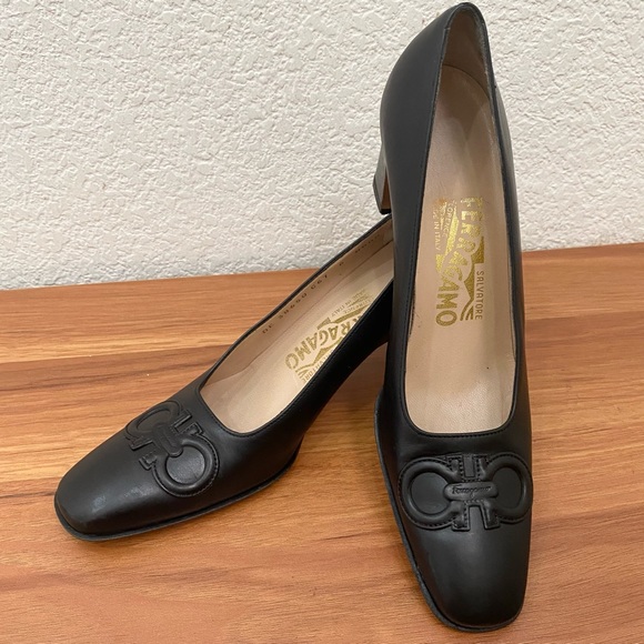 Vintage SALVATORE FERRAGAMO DE38650 Black Leather Logo Pumps Heels Size 6 AAAA - Picture 2 of 15